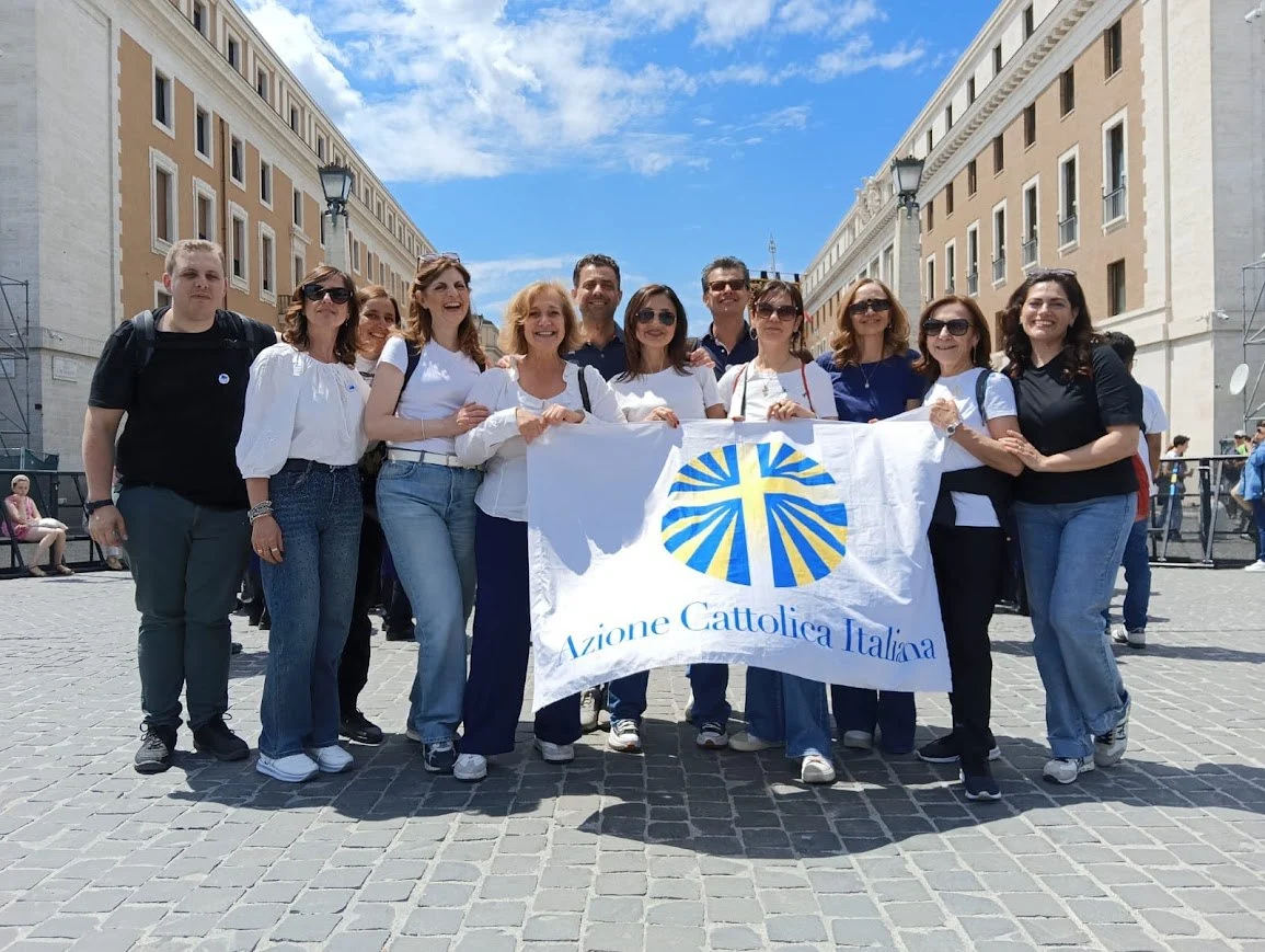 Gli adulti con la bandiera di Azione Cattolica