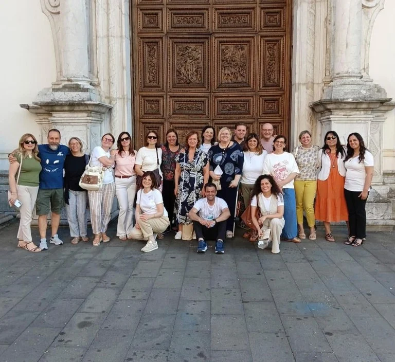 Il gruppo adulti davanti alla chiesa
